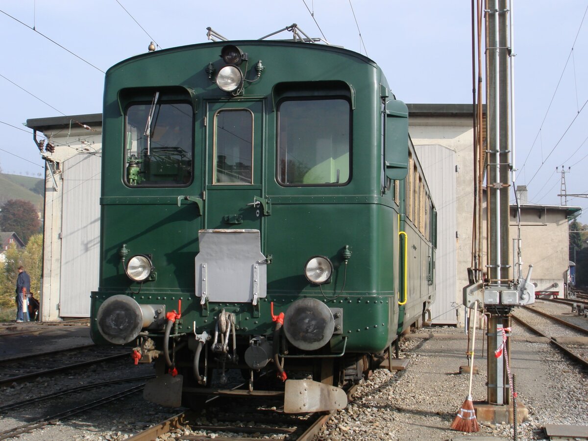 Der EBT-BDe 2/4 240 (Baujahr 1933) des Club Salon Bleu (heute gehört er dem Verein Historische Eisenbahn Emmental) am 28. Oktober 2007 vor dem Depot in Huttwil. Das Areal war an diesem Wochenende öffentlich zugänglich und gegen die Gleise mit Absperrband gesichert.