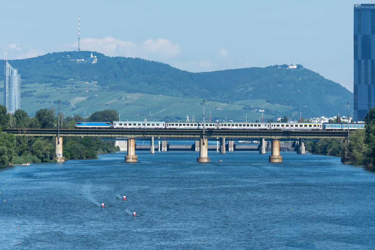 Der EC 101  Moravia  überquert die Brücke über die neue Donau in Wien. Das Foto entstand am 04.07.2020.