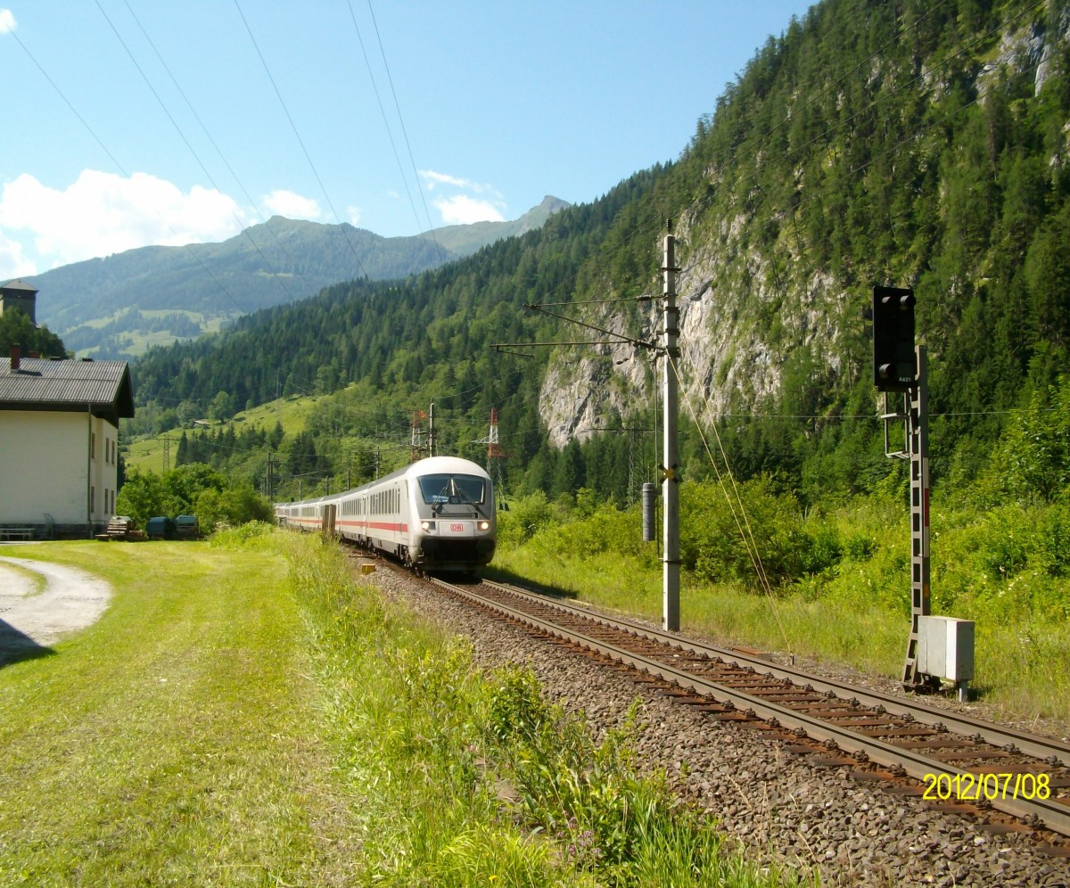 Der EC 114 (Klagenfurt Hbf - Dortmund Hbf) erreicht soeben die ehemalige Haltestelle Klammstein.
Aufgenommen am 8.7.2012 