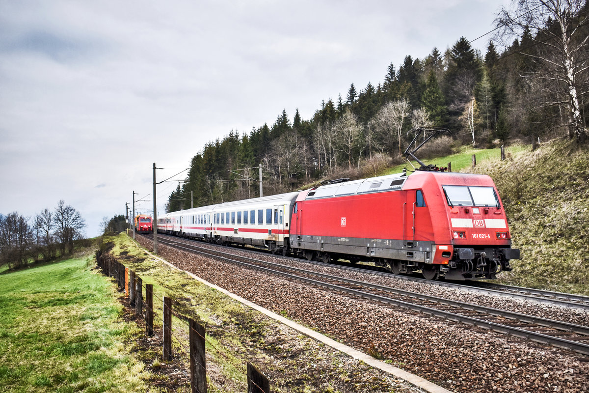 Der EC 114  Wörthersee  (Klagenfurt Hbf - Dortmund Hbf) fährt mit 101 021-4 am Zugschluss, bei Penk, die Tauernbahn hinauf.
Im Hintergrund naht zugleich der Tunnelrettungszug, mit X 690 503-8 an der Spitze, heran.
Aufgenommen am 13.4.2019.