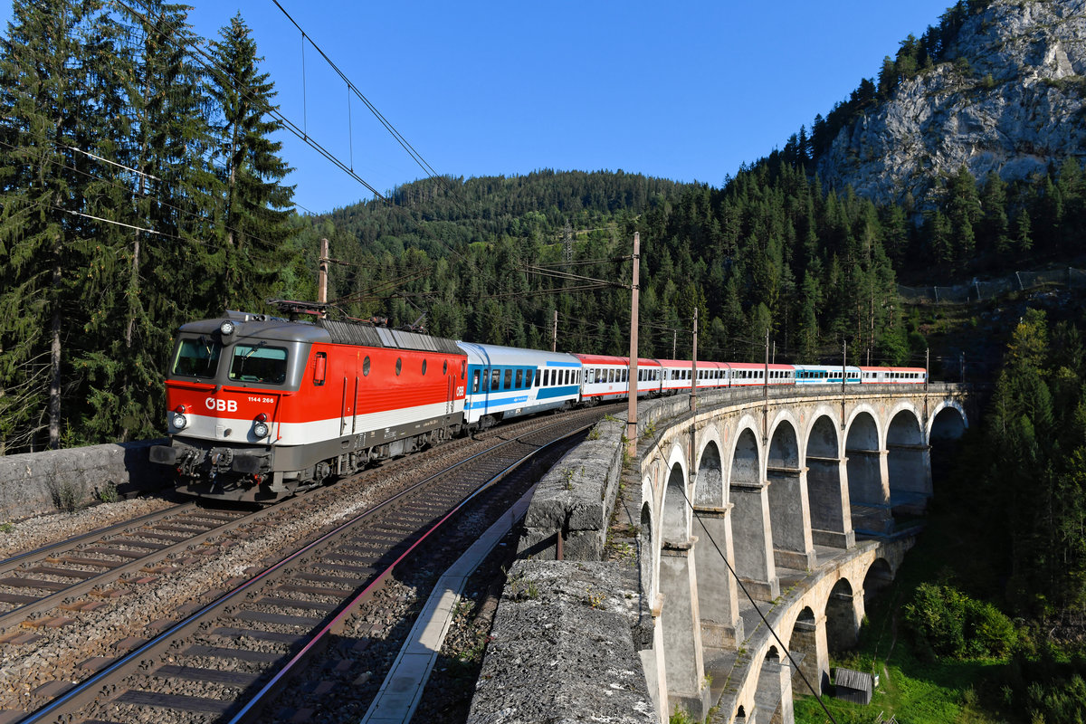 Der EC 151  Emona  von Wien HBF nach Ljubljana ist noch ein klassischer internationaler Fernzug. Bis Ende 2020 war dieser EuroCity eine der wenigen verbliebenen hochwertigen Reisezugleistungen für die Baureihe 1144. Am 21. September 2020 konnte ich die erst kürzlich in der HW Linz revisionierte und daher perfekt im Lack stehende 1144.266 vor dem besagten EC 151 auf dem Kalte Rinne Viadukt am Semmering fotografieren. Dieses Bauwerk der ältesten Gebirgsbahn Europas wurde bereits im Jahre 1853 fertiggestellt und zählt zum Weltkulturerbe. 