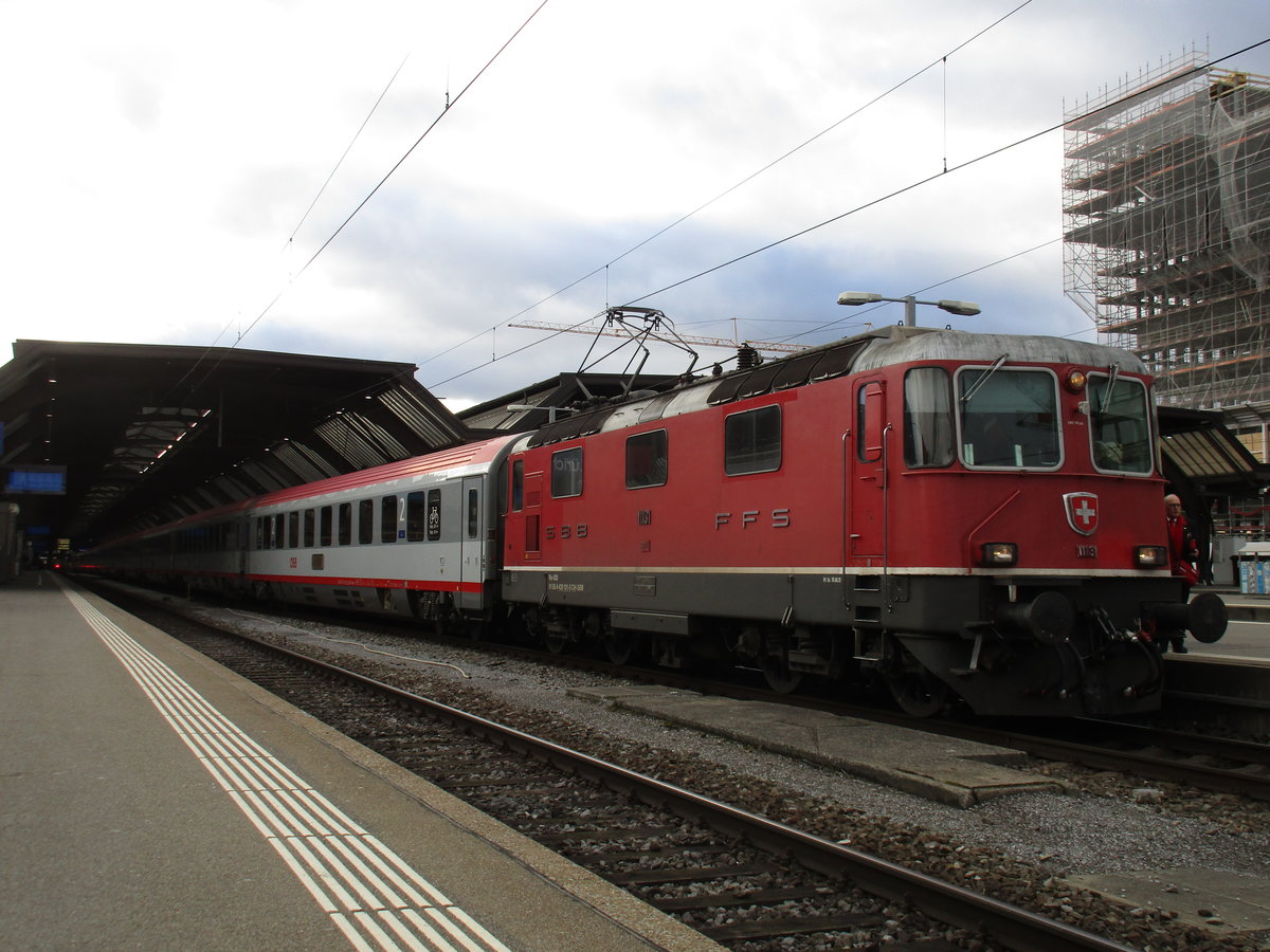 Der EC 163  Transalpin  von Zürich HB- Sargans- Buchs SG- Feldkirc- Bludenz- Innsbruck Hbf- Wörgl Hbf- Schwarzach St.Veit- Bischofshofen- Graz Hbf (Ankunft um 18:14 Uhr) bereitet sich am 5.3.17, um 8.37 Uhr, auf Gleis 9 auf seine Abfahrt um 8.40 Uhr vor. Die Front übernahm ein Teil der Route, die SBB Re 4/4 II Nr. 11131.
  
