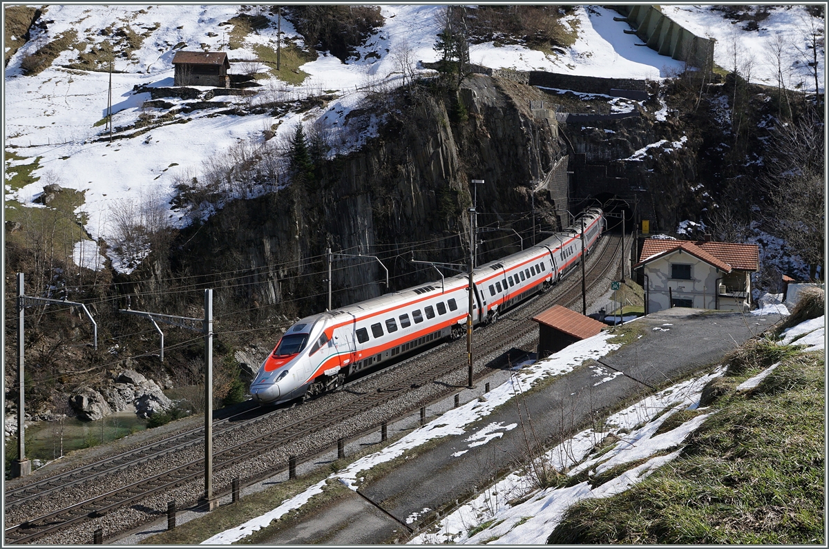 Der EC 17 von Zürich nach Milano wird seit dem Fahrplanwechsel mit FS Trenitalia ETR 610 geführt. hier verschwindet der Zug gerade im 1084 Meter langen dreiviertel Wattinger-Kehrtunnel. 
17. März 2016 