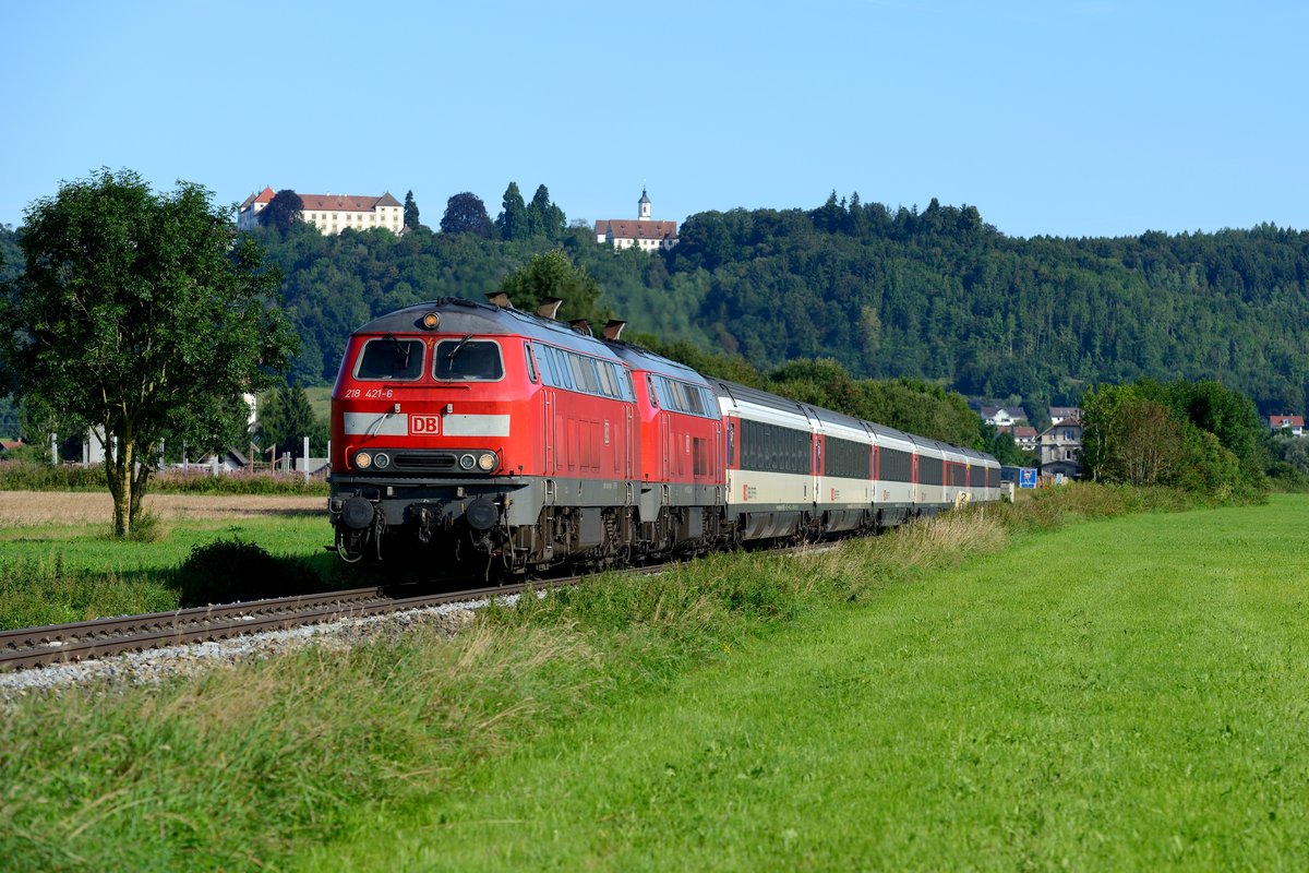 Der EC 196 von München HBF nach Zürich HB nahm 2016 einige Zeit baustellenbedingt den Weg über die KBS 971. So ergab sich die Möglichkeit den Zug im Westallgäu bei Leutkirch mit Schloss Zeil im Hintergrund aufzunehmen. Am 14. August 2016 wurde dies umgesetzt, an diesem Tage führte die Mühldorfer 218 421 den mit einer halbstündigen Verspätung verkehrenden Zug.
 