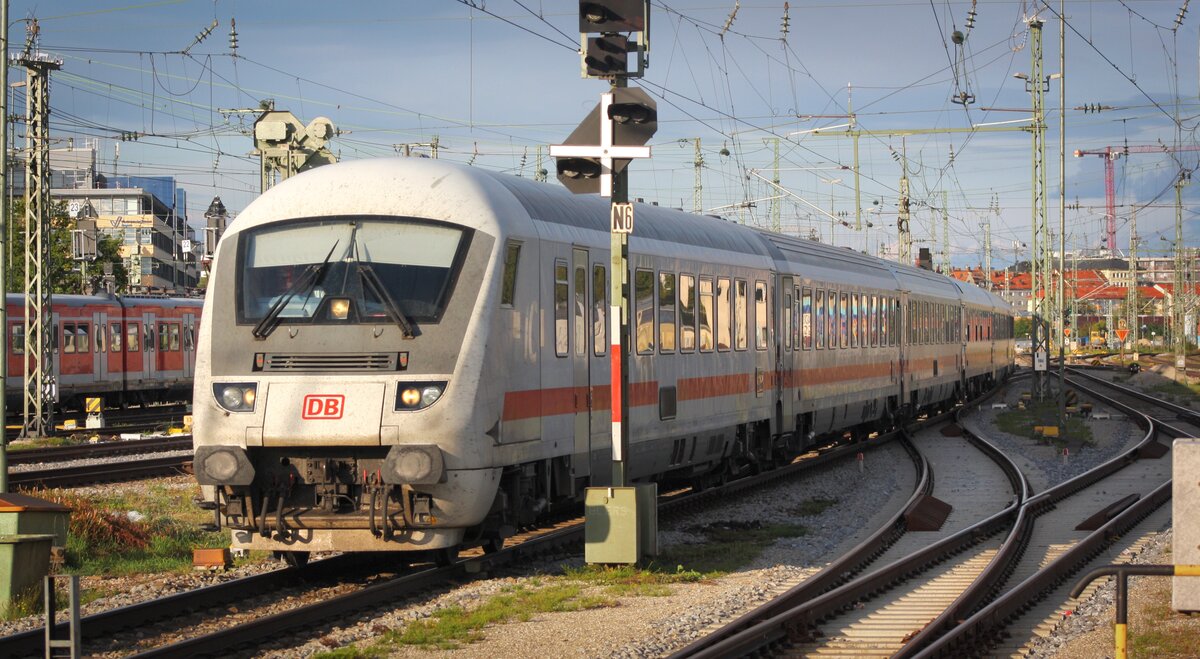 Der EC 216 mit Br 101 089-1 schiebend bei seiner Einfahrt in München Ost mit 7 Minuten Verspätung.