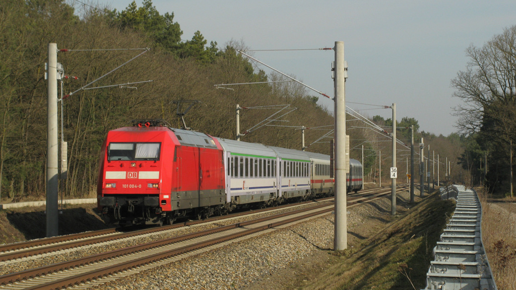Der EC 248 in Richtung Breslau nach passieren der Ortschaft Bestensee gezogen von der noch frisch aussehenden 101 004 mit ihrem 5-Wagenpark. 06.03.13