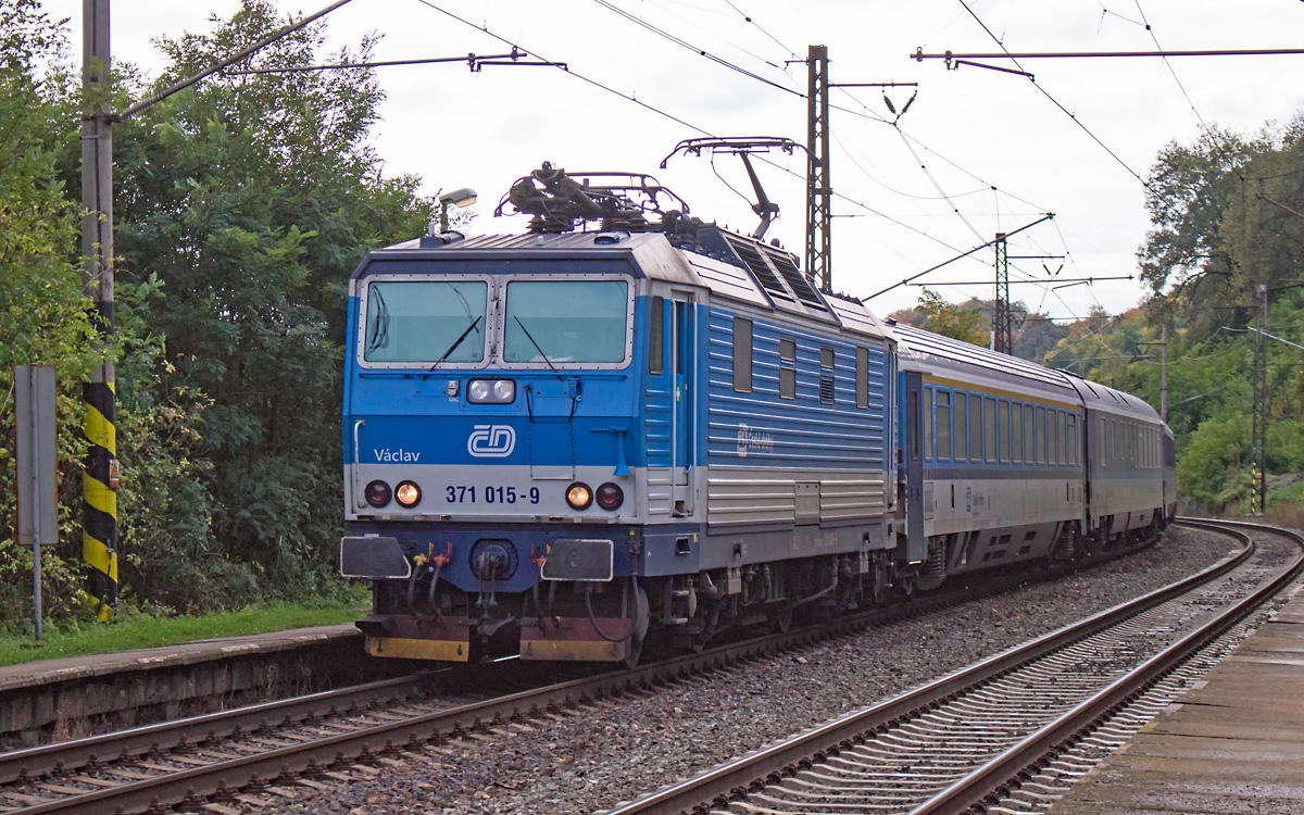Der EC 378 PORTA BOHEMICA von Praha hl.n. nach Kiel wird am 10.10.2017 von der 2-System-Lok 371 015 gezogen und passiert gerade den kleinen Haltepunkt Nelahozeves zámek. 