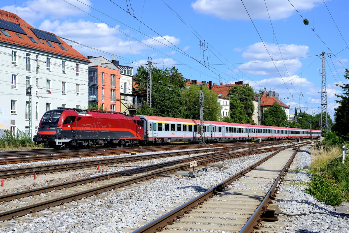 Der EC 80 von Verona Porta Nuova nach München HBF wurde am 16. Juli 2013 von der seit kurzem ebenfalls im railjet-Design gehaltenen 1216.020 befördert. In München Süd hat der Zug nur noch wenige Augenblicke vor sich, bis er einen Ziel-Bahnhof erreicht.