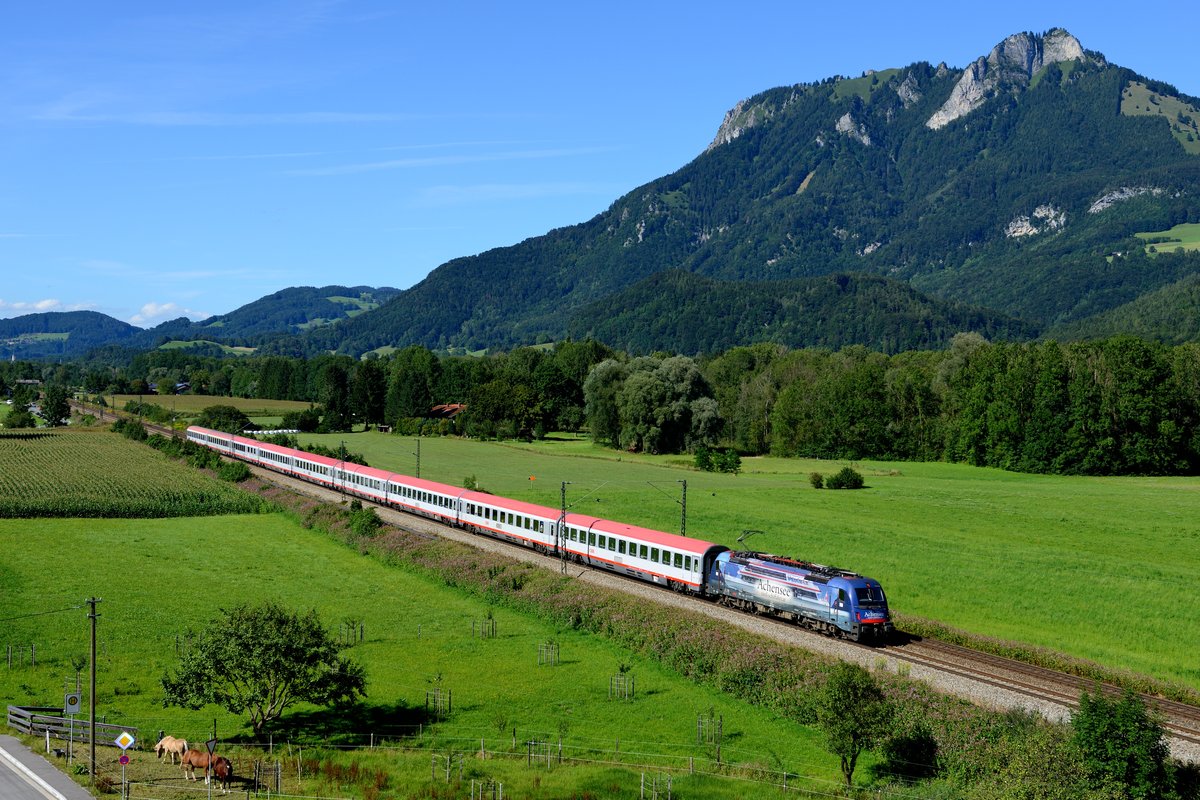 Der EC 83 nach Verona Porta Nuova wurde am 13. August 2016 von der 1216.019 gezogen, die aktuell für die Achenseeschifffahrt wirbt. Bei Kirnstein konnte der Zug vor dem Heuberg fotografiert werden.
