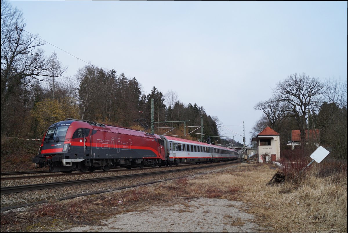 Der EC 85 (München Hbf - Bologna Centrale) wurde am 20.02.2020 von der ebenso schon im Railjet-Design verkehrenden 1216 014 geführt. Bei Aßling legt sich der Taurus mit dem DB-ÖBB-EuroCity in die Kurve.