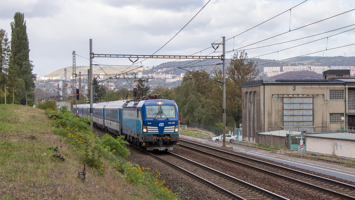 Der EC mit 193 290-4 ist am 3. Oktober 2018 in Usti nad Labem unterwegs.