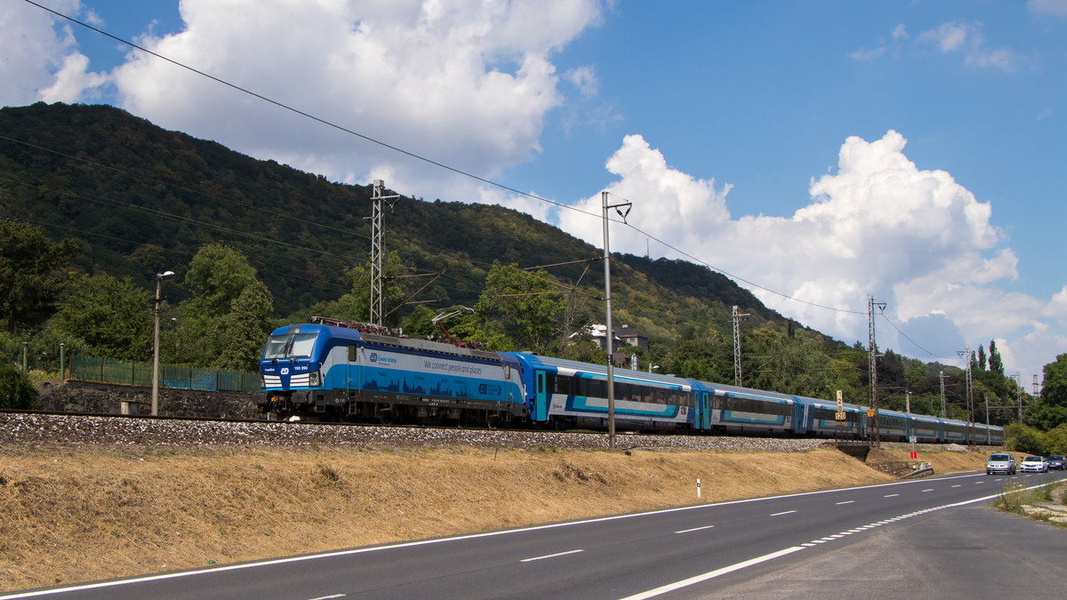 Der EC mit 193 293-8 durchfährt gerade das Elbtal nähe Usti nad Labem. Aufgenommen am 14. Juli 2018. 