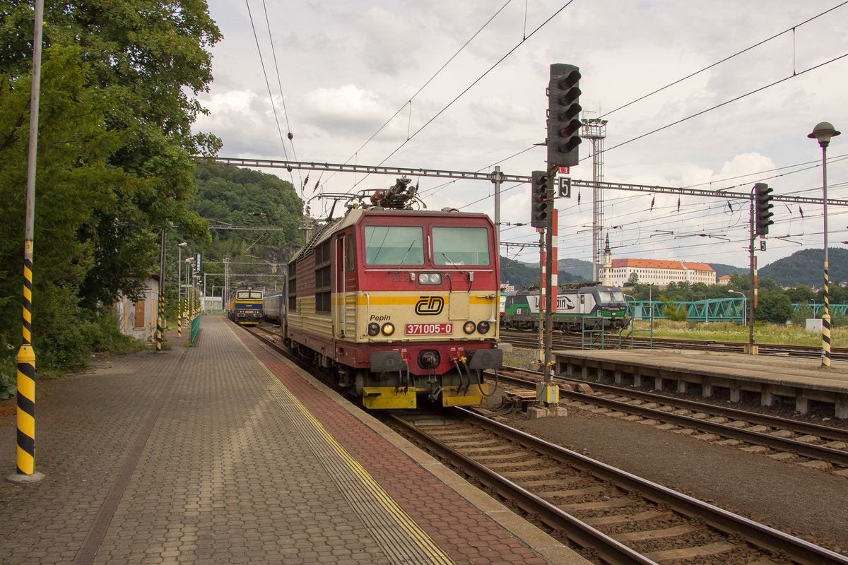 Der EC mit 371 005-0 fährt am 22. Juli 2017 in den Bahnhof Decin ein. Diese Lok scheint die letzte  Knödelpresse  in der alten Farbgebung zu sein. 