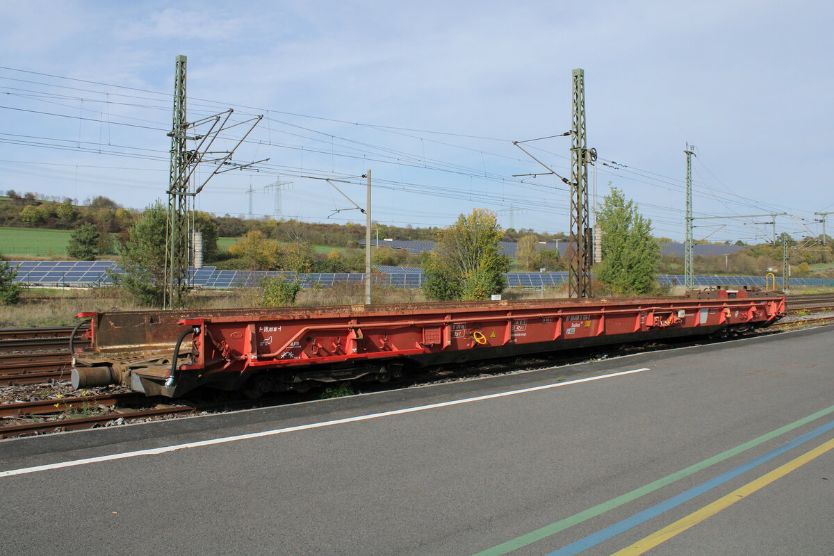 Der ECM-Waggonservice Niederflurwagen 87 80 4983 156-2 D-WSG Saadkms 690, im Einsatz für die Hasselmann GmbH Berka/Werra, am 28.10.2022 in Gerstungen.