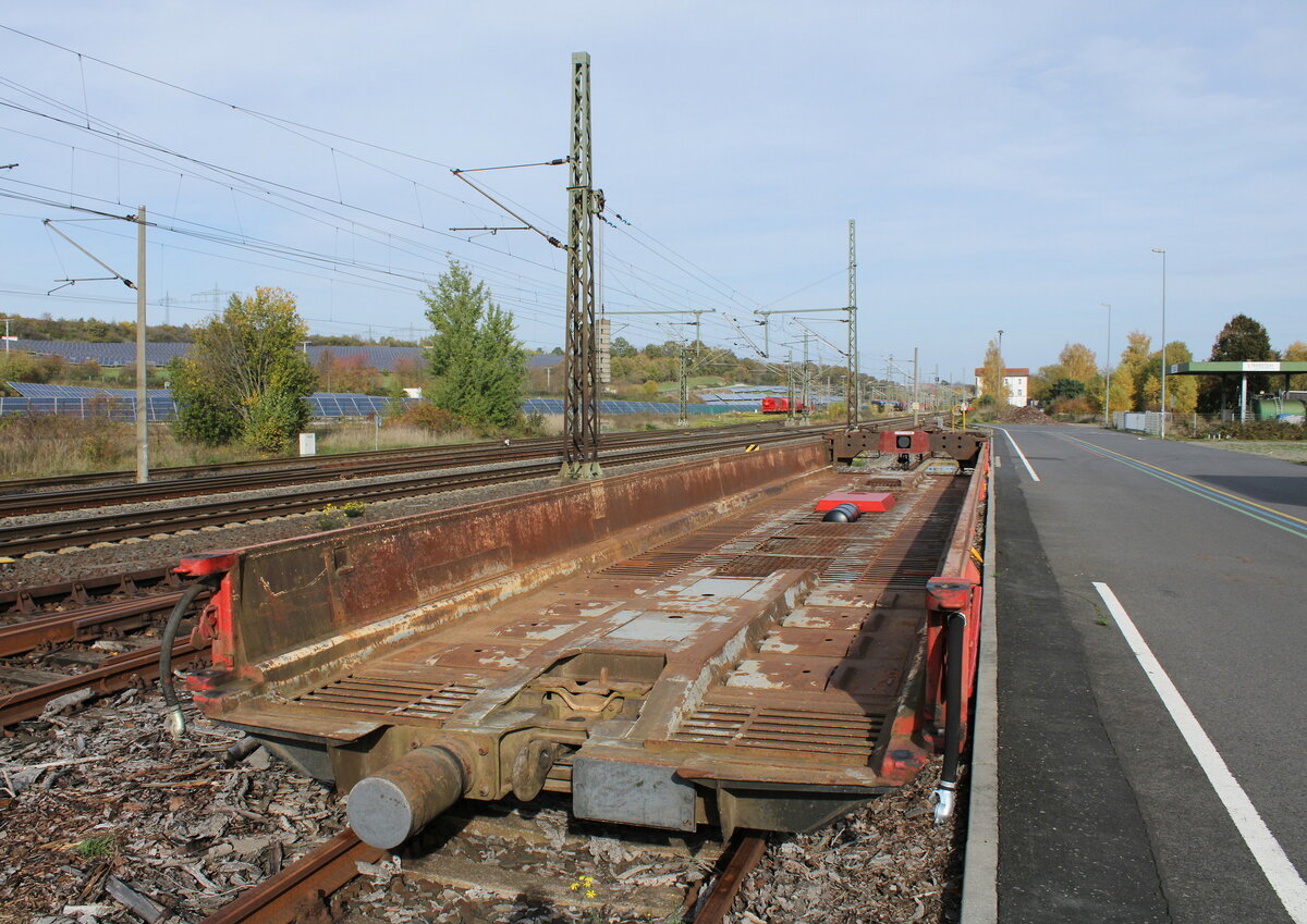 Der ECM-Waggonservice Niederflurwagen 87 80 4983 156-2 D-WSG Saadkms 690, im Einsatz für die Hasselmann GmbH Berka/Werra, am 28.10.2022 in Gerstungen.
