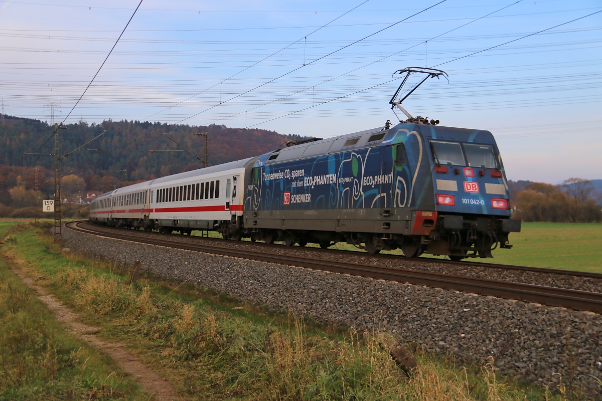 Der  Ecophant  101 042-0 mit IC schiebend aus Richtung Bad Hersfeld kommend. Aufgenommen am 09.11.2014 zwischen Mecklar und Ludwigsau-Friedlos. 