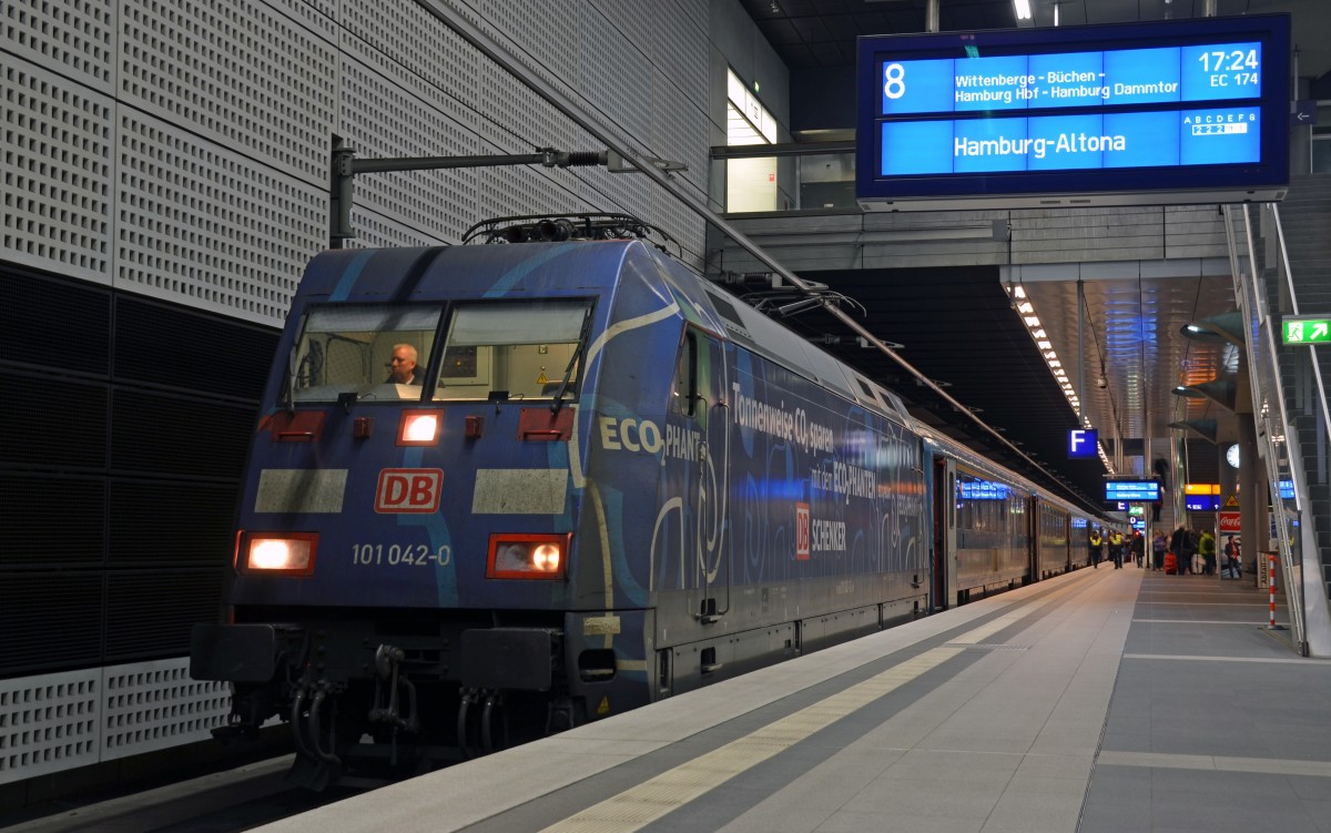 Der Ecophant der DB bespannte am 28.03.15 den EC 174. Farblich aufeinander abgestimmt wartet 101 042 in der Tiefgarage des Berliner Hbf auf die Abfahrt.  