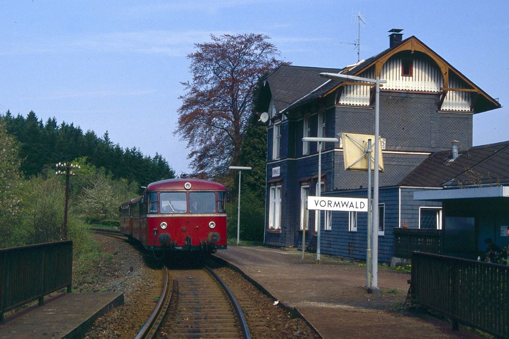 Der ehem. Bf. Vormwald mit 796 785 + 996 780 + 796 690 am 30.04.1994.