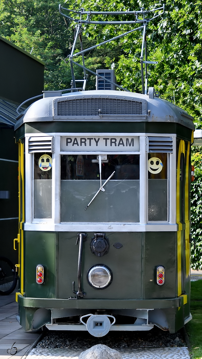 Der ehemalige Arbeitstriebwagen BH 6381 hat sein Gnadenbrot als  Partytram  an einer Filiale eines bekannten Schnellrestaurants in Lienz erhalten. (August 2019)