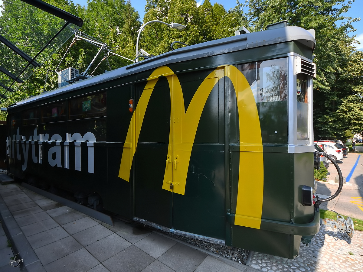 Der ehemalige Arbeitstriebwagen BH 6381 hat sein Gnadenbrot als  Partytram  an einer Filiale eines bekannten Schnellrestaurants in Lienz erhalten. (August 2019)
