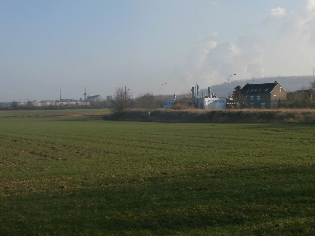 Der ehemalige Bahndamm des Gleisanschlusses zu Pfeifer & Langen Grevenbroich.
Hier fuhr einst eine grüne Kleinlok die Wagen. Der Lokführer war der Opa meiner Tante. Hier fährt aber schon lange nichts mehr.