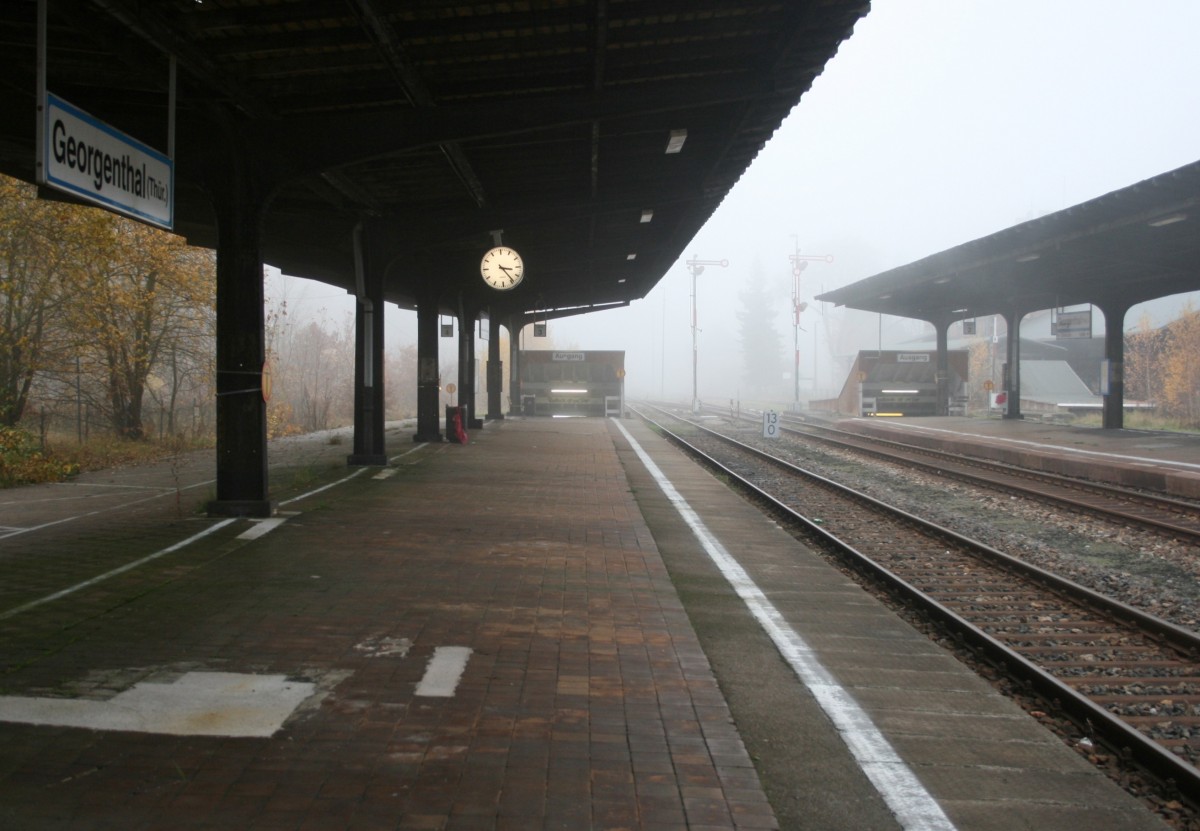 Der ehemalige Bahnknoten Georgenthal (Thr) am 08.11.2011: Grozgig angelegte Bahnsteiganlagen weisen auf die einstige Bedeutung dieser Station hin. Zum Aufnahmezeitpunkt verkehrten noch  Wale  der Baureihe 641 in einem etwas holprigen Stundentakt; im Dezember 2011 wurde der Nahverkehr zwischen Gotha und Grfenroda eingestellt.