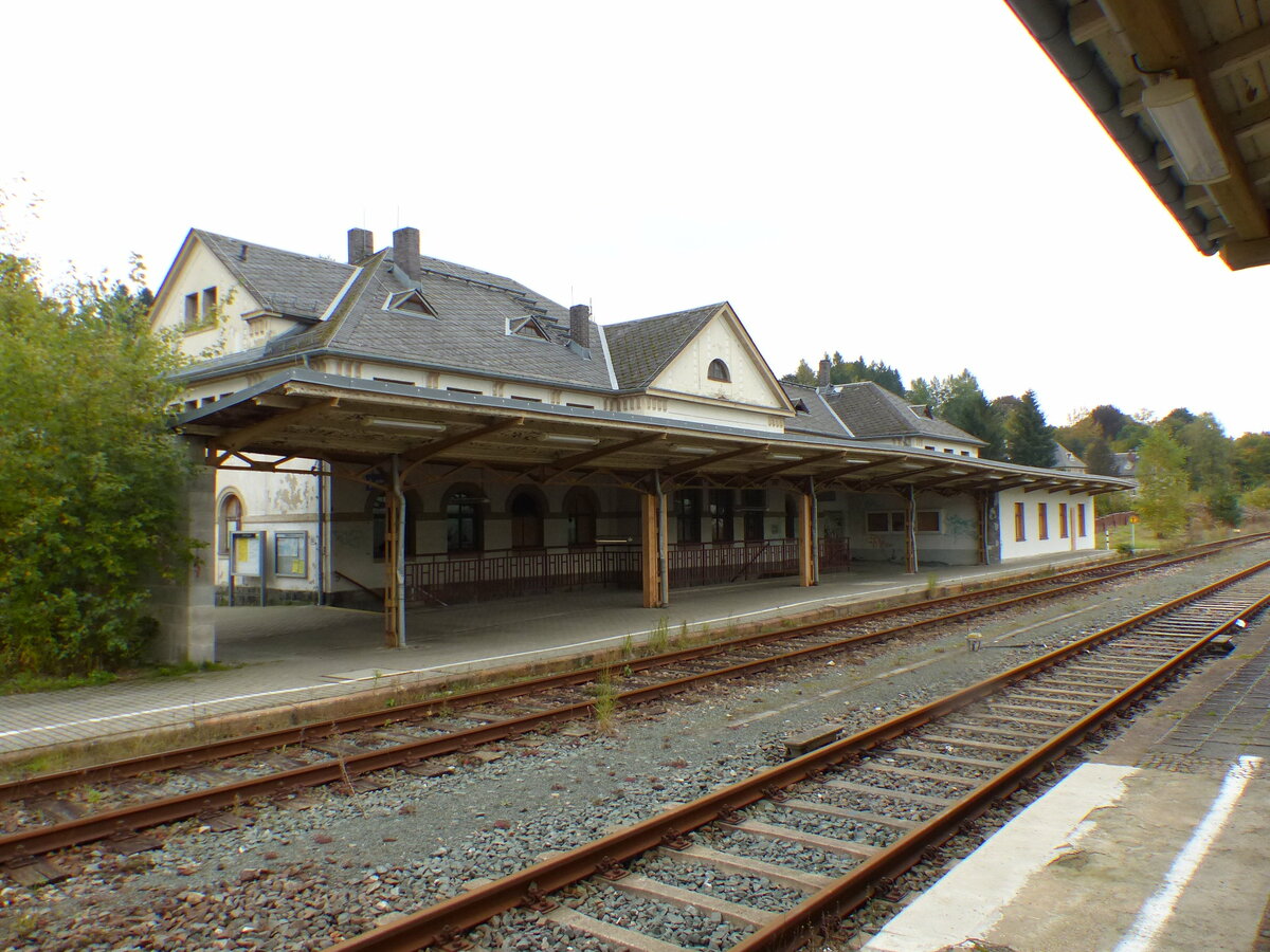 Der ehemalige Bahnsteig 1 mit dem Empfangsgebäude, am 17.10.2021 in Adorf (Vogtl).