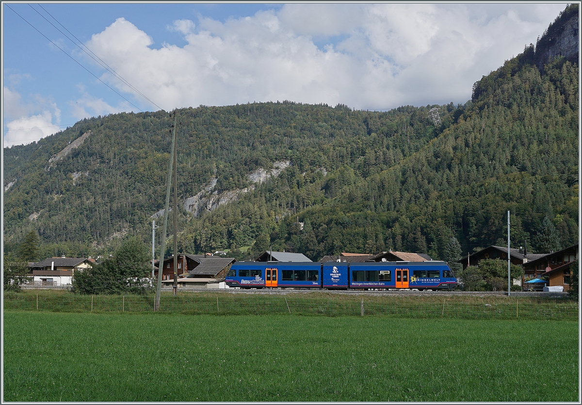 Der ehemalige CEV MVR Be 2/6 7004  Montreux  zeigt sich bei der MIB als Be 2/6 13 und dies in einem sehr gefälligen blauen Farbkleid kurz nach dem Verlassen der Haltestelle Aareschlucht West auf dem Weg nach Meiringen.

22. September 2020