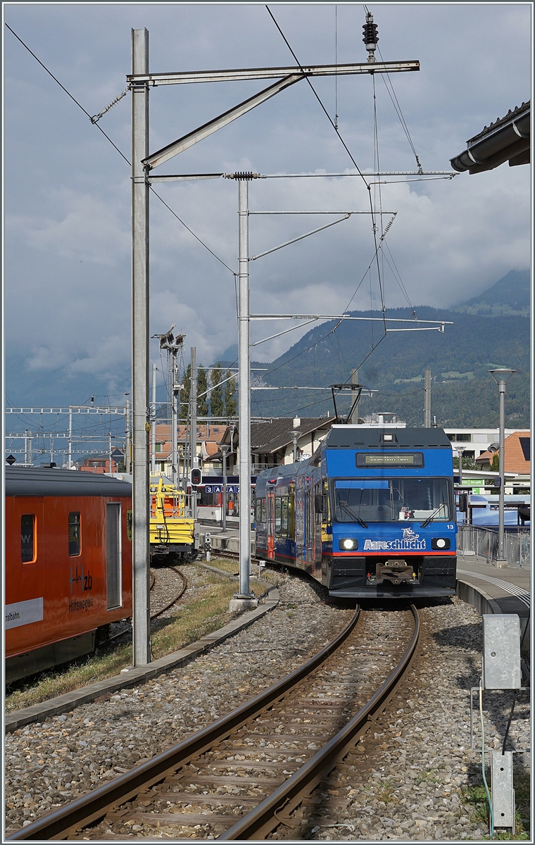 Der ehemalige CEV MVR Be 2/6 7004  Montreux  fährt bei der MIB als Be 2/6 13 und dies in einem sehr gefälligen blauen Farbkleid, was jedoch nicht darüber hinweg half, dass der Zug in Meiringen recht ungeschickt stand, um ihn einigermassen fotografieren zu können. 
Kurz nach der Übernahme des MIB durch die Zentralbahn erhielt der Be 125 ein zb Farbkleid.

22. September 2020