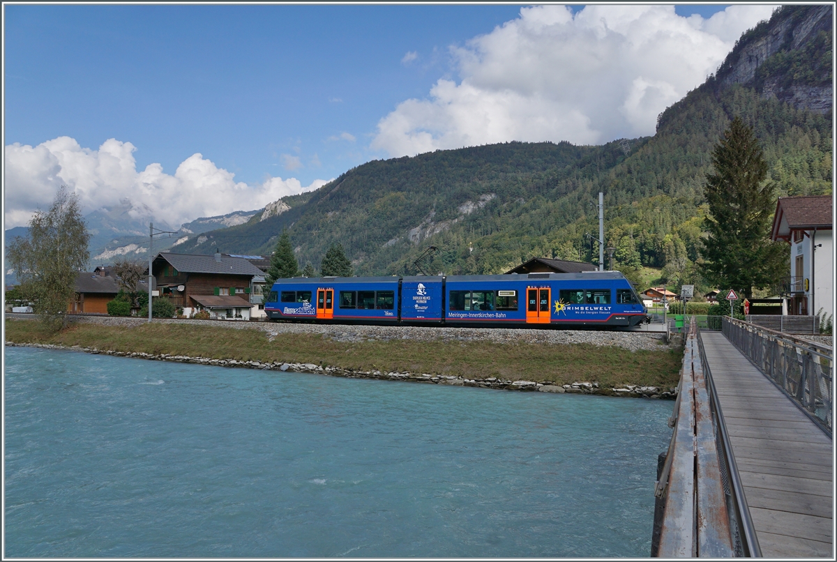 Der ehemalige CEV MVR Be 2/6 7004  Montreux  zeigt sich bei der MIB als Be 2/6 13 und wirbt für die Grimselwelt. Der Zug ist auf der Fahrt nach Innertkirchen und hält bei der Haltestelle  Aareschlucht West .
Der GTW Be 2/6 trug sein schönes blaues Farbkleid nur kurze Zeit, wurde doch die MIB von der Zentralbahn übernommen und dem ex CEV das fantasielose und wenige passende Farbschema der ZB verpasst.

22. Sept. 2020