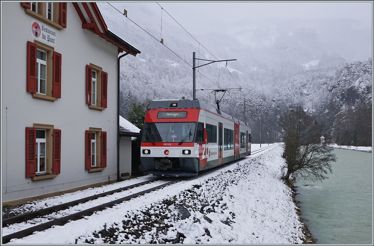 Der ehemalige CEV MVR GTW Be 2/6 7004  Montreux  ist nun bei der Zentralbahn und somit quasi bei der SBB als Be 125 013 (90 85 847 0013-6) im Einsatz und erreicht von Innertkirchen kommend in Kürze die Station Aareschucht West. 

16. März 2021