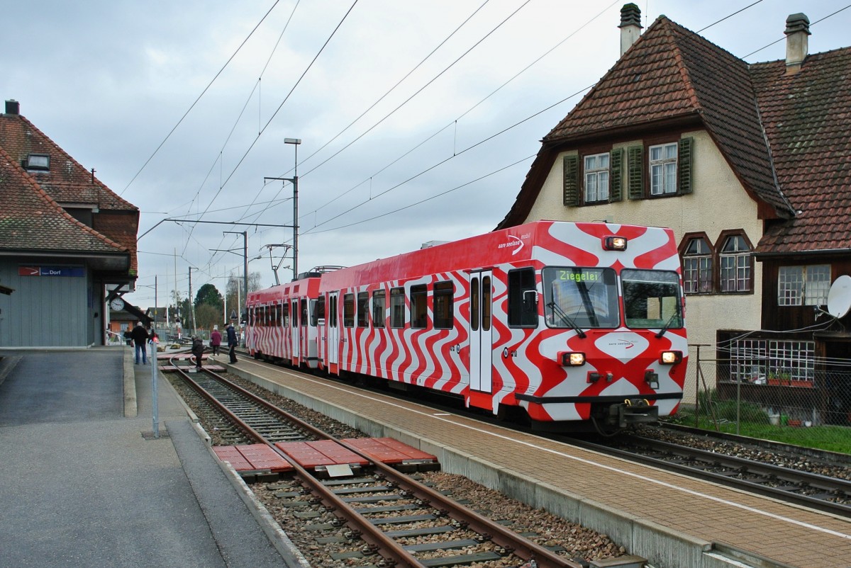 Der ehemalige Frauenfeld-Wil Bahn Pendel welcher als Reserve bzw. als Ersatz fr den Be 4/4 Reservependel beschafft wurde steht nun im Einsatz. Wie bis anhin verkehrt der Reservezug bei Bedarf auf der Linie Langenthal-St. Urban (-Ziegelei). Im Bild ist der Bt 12 mit dem Be 4/4 14 als R 342 in Roggwil Dorf, 09.12.2014.