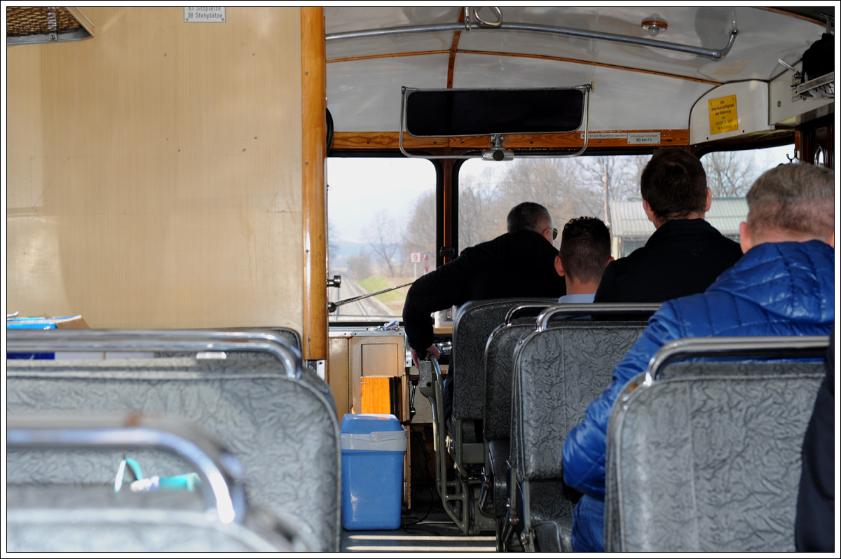 Der ehemalige GKB Triebwagen VT 10.02 (heute im Besitz der steirischen Eisenbahnfreunde) bei einer Sonderfahrt anlässlich der Pensionierung von zwei Kollegen am 19.3.2016. (Blick in den bestens gepflegten Innenraum) 
