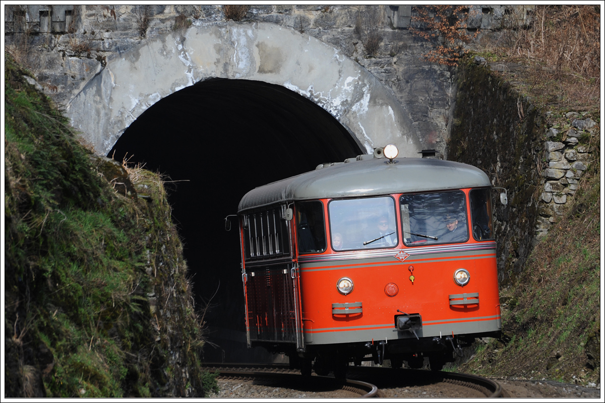 Der ehemalige GKB Triebwagen VT 10.02 (heute im Besitz der steirischen Eisenbahnfreunde) bei einer Sonderfahrt anlässlich der Pensionierung von zwei Kollegen am 19.3.2016 als Spz 8448 bei der Ausfahrt aus dem Kremser Tunnel. 
