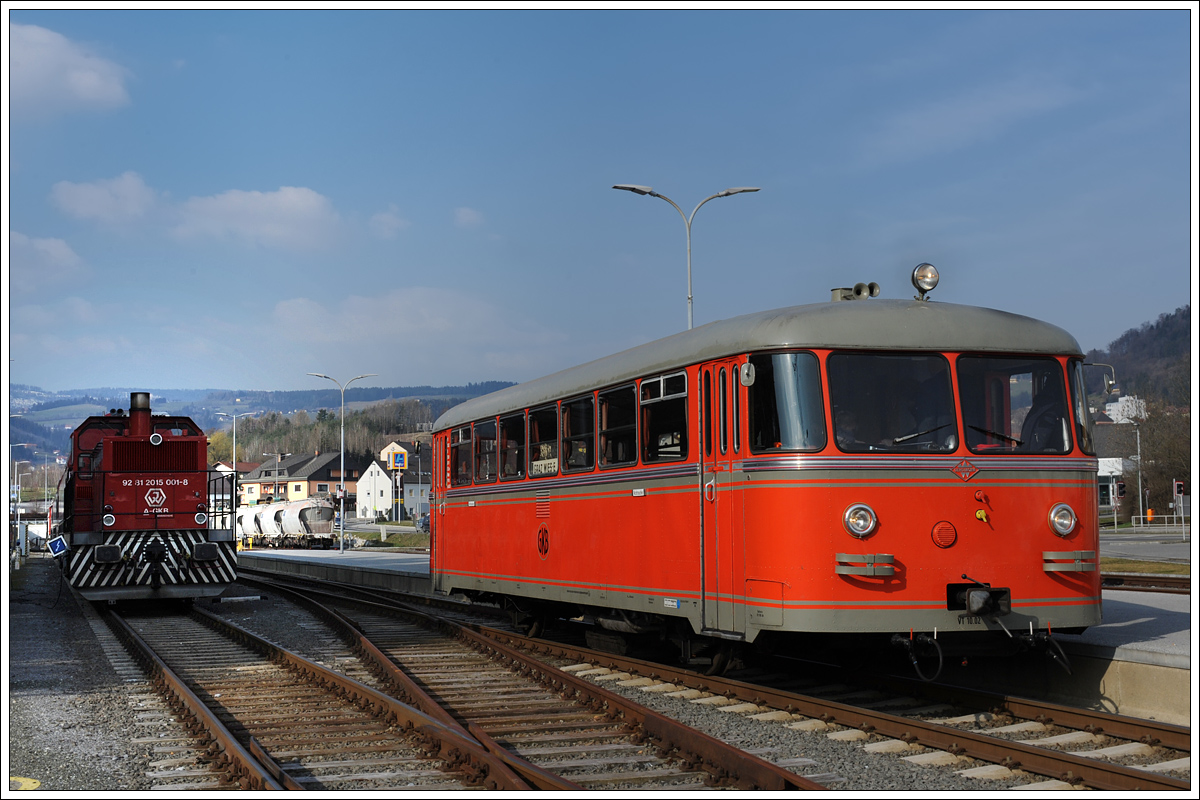 Der ehemalige GKB Triebwagen VT 10.02 (heute im Besitz der steirischen Eisenbahnfreunde) bei einer Sonderfahrt anlässlich der Pensionierung von zwei Kollegen am 19.3.2016 von Köflach über Lieboch nach Wies-Eibiswald und in weiterer Folge nach Graz, als Spz 8448 kurz vor der Abfahrt in Köflach Richtung Lieboch.
