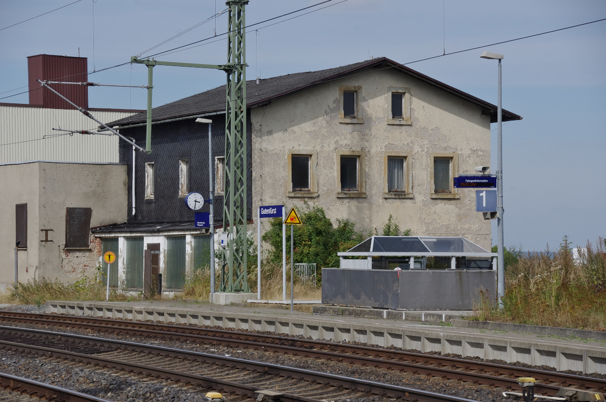Der ehemalige Grenzbahnhof Gutenfürst war bis zur Wende hermetisch von der Umgebung abgesichert. Der DDR Binnenverkehr endete in einem separaten Bereich und der Interzonenbereich war stark bewacht. 03.09.2016