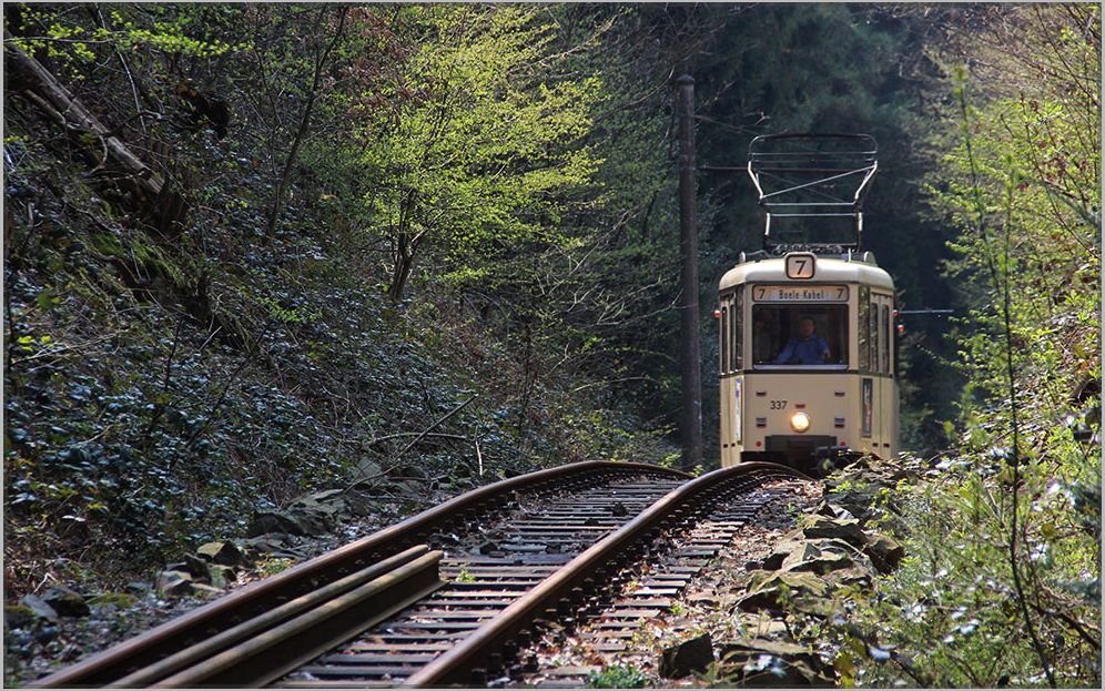 Der ehemalige Hagener Triebwagen 337 nach dem Überwinden der Steigung, 
kurz vor der Haltestelle Friedrichshammer. April 2019
