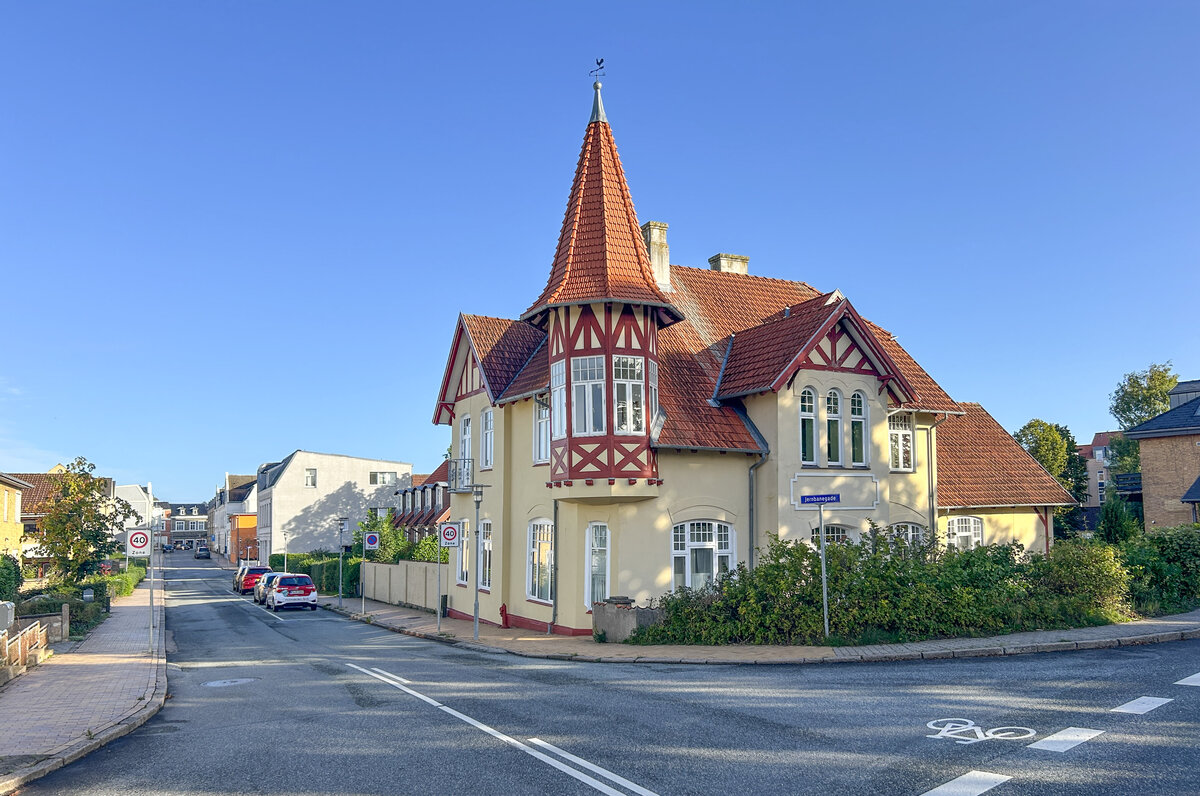 Der ehemalige Kreisbahnhof in Gravenstein in Nordschleswig. Gravenstein war Endstation der Strecke L�gumkloster–Apenrade–Gravenstein. Die Schmalspurbahn (1000 mm) wurde bereits 1926 stillgelegt. Aufnahme: 21. September 2026.