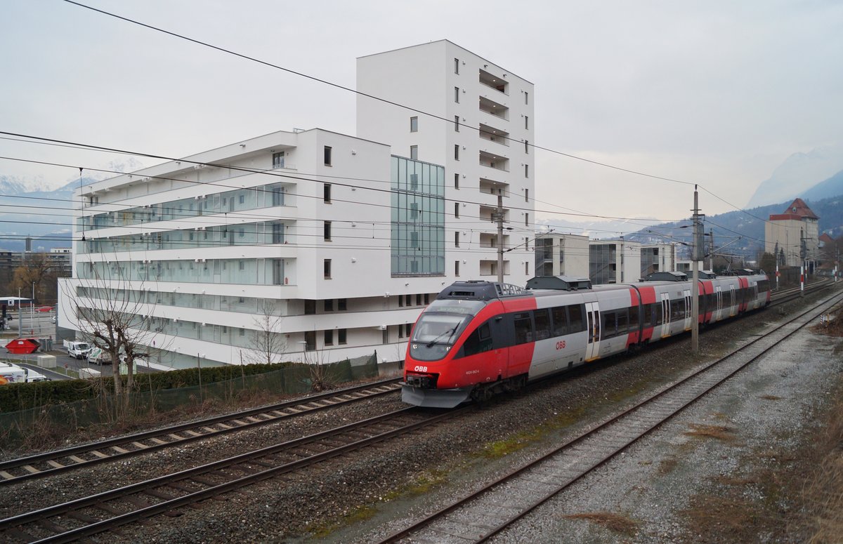 Der ehemalige Linzer 4024 062-4 als S5 5159 (Ötztal - Jenbach) bei Innsbruck Mühlau, 10.02.2021.