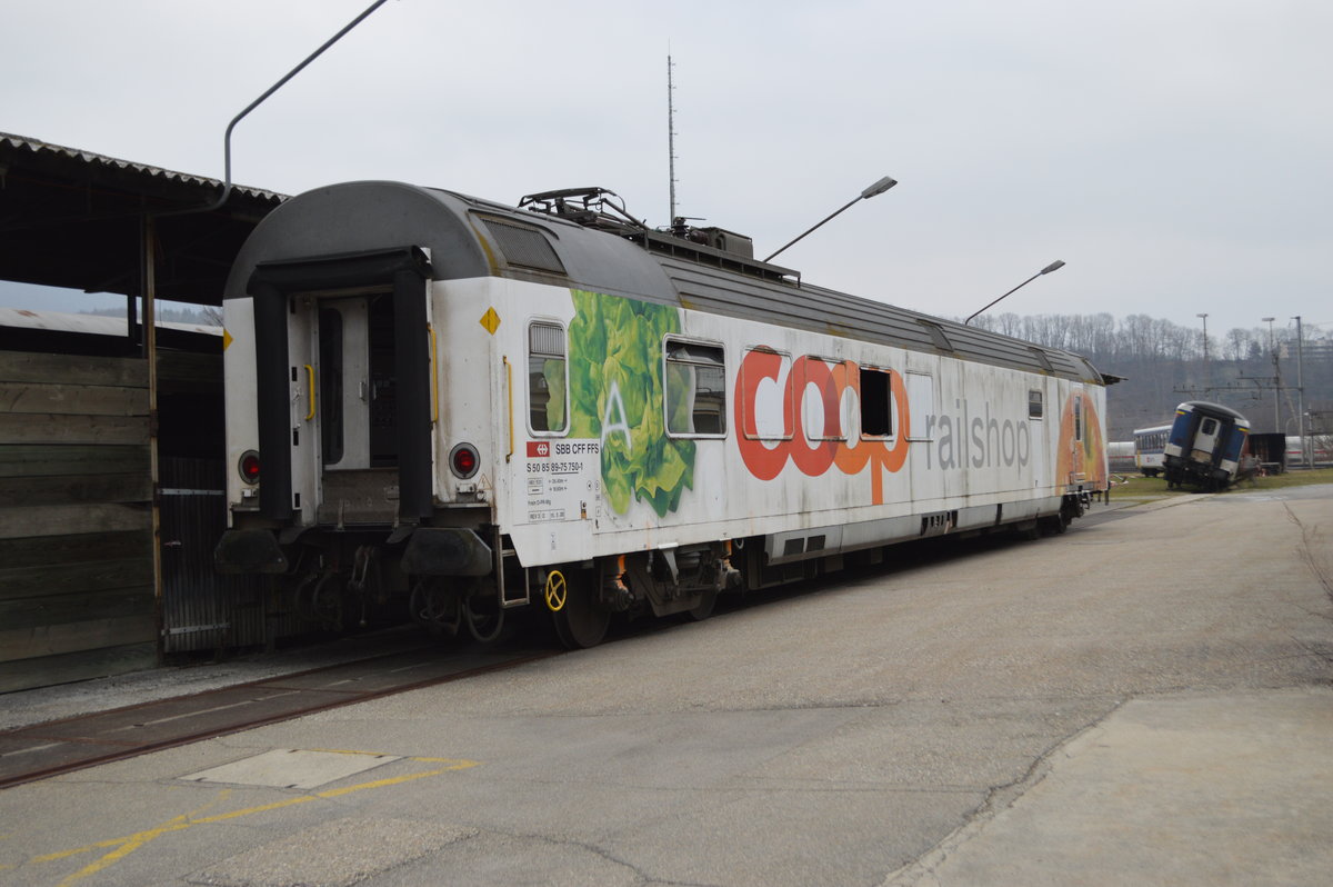 Der ehemalige MC Donald's und Coop Railshop, Prototyp Speisewagen S 50 85 89-75 750-1 der SBB steht aus Rangiert und für Feuerwehrübungszwecke im Depotareal von Olten