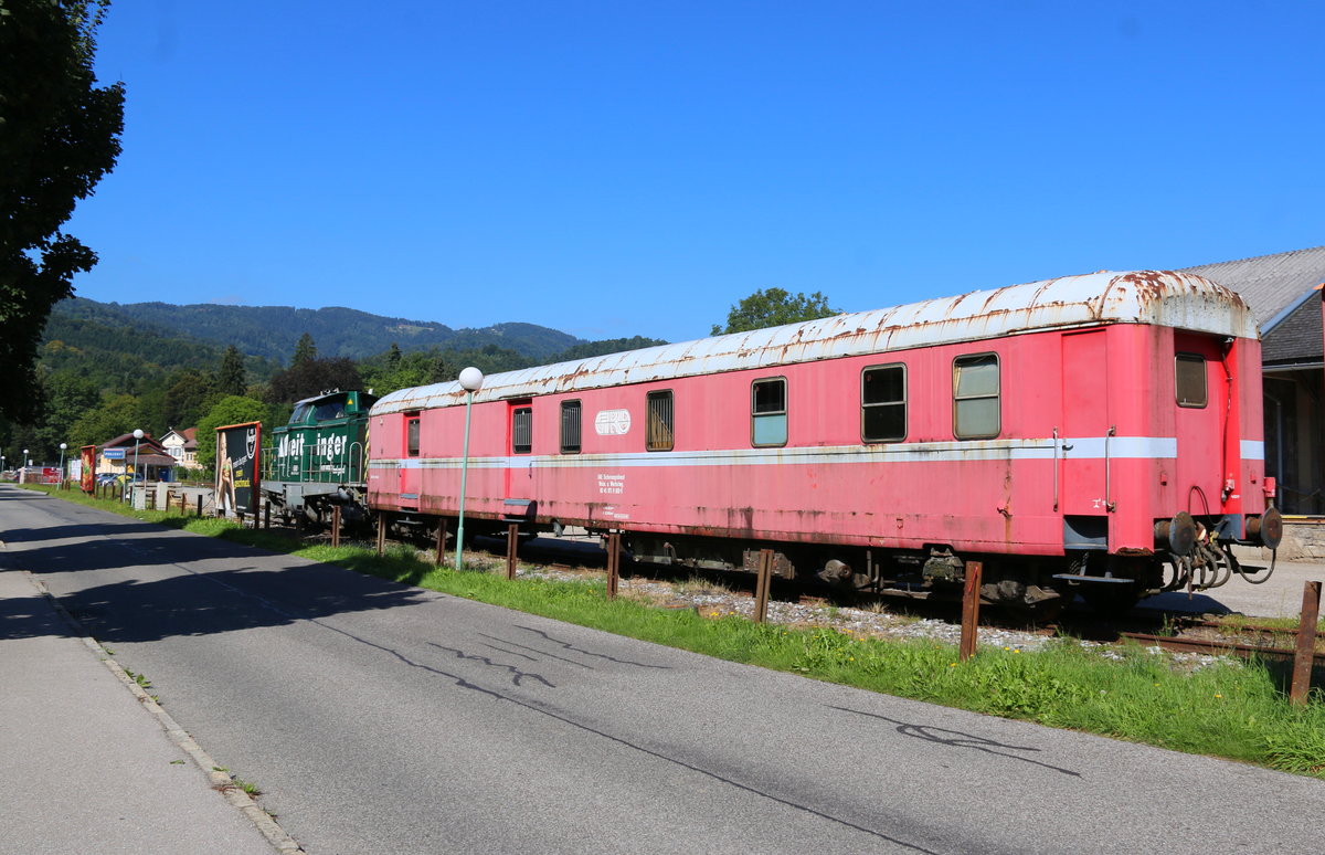 Der ehemalige Postwagen und dannach als Signalmeisterei Wagen dienende 4 Achsige Schürzenwagen auf seinen ersten Metern nach 19 Jahren Pause. 26.08.2016