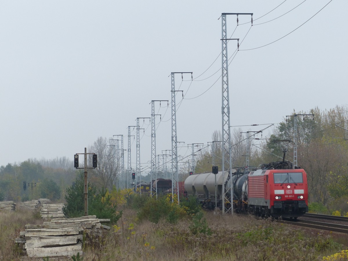 Der ehemalige Rangierbahnhof Berlin Wuhlheide ist eine beliebte Fotostelle für Eisenbahnfans. Hier präsentiert sich 189 001 mit einem Güterzug. 25.10.2014