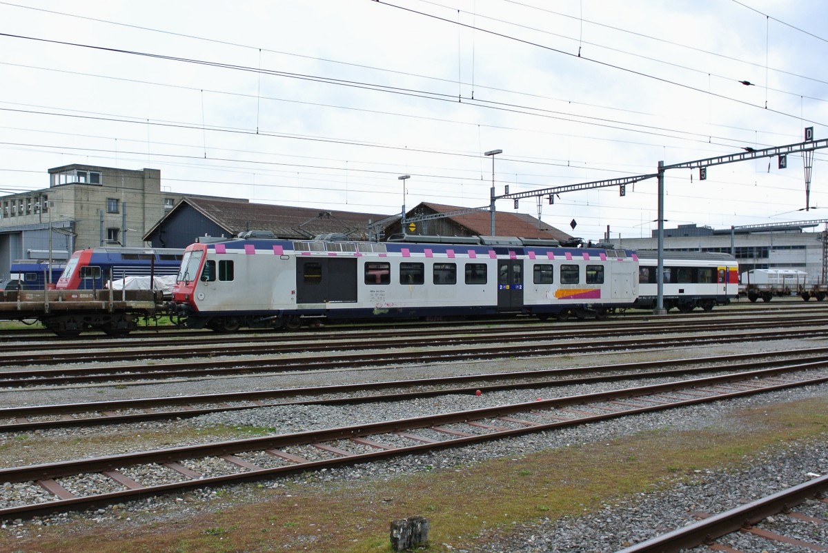 Der ehemalige Seehas NPZ stand die letzten Jahre im Einsatz bei den SBB. Nun steht der letzte noch eingesetzte Triebwagen schon einige Monate abgestellt vor dem Industriewerk in Yverdon-les-Bains. RBDe 561 173-6, 25.03.2015.