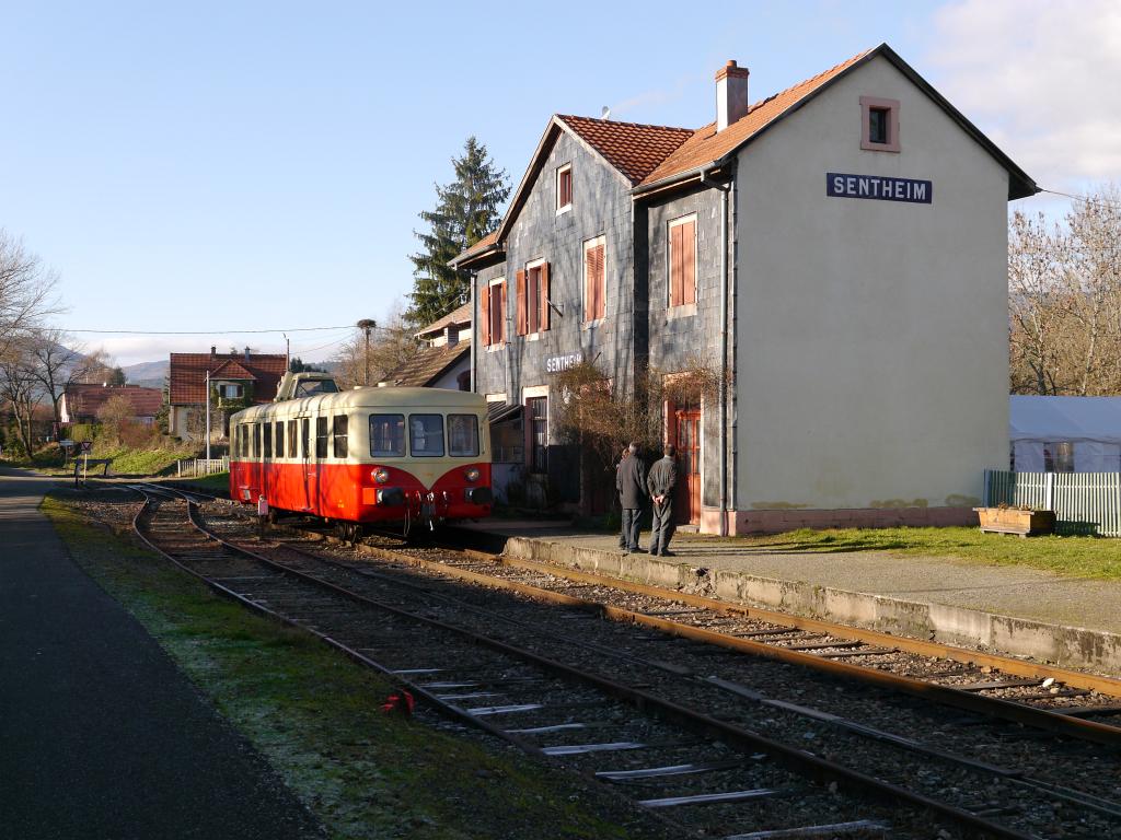 Der ehemalige SNCF Triebwagens X5852 vom Typ U-150 'Mobylette' im Endbahnhof Sentheim der Dollertalbahn im Oberelsass. Der Triebwagen wird vom Verein TTDA (Train-Thur-Doller-Alsace) auf der Dollertalbahn Cernay-Burnhaupt-Sentheim eingesetzt. 2013-12-08 Sentheim