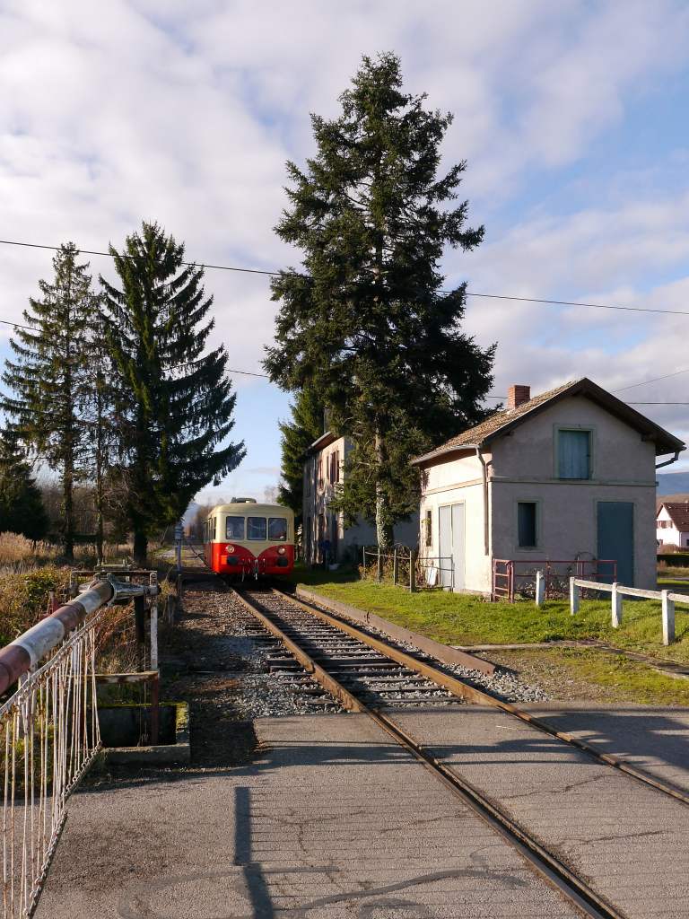 Der ehemalige SNCF Triebwagens X5852 vom Typ U-150 'Mobylette' im Bahnhof Guewenheim der Dollertalbahn im Oberelsass. Der Triebwagen wird vom Verein TTDA (Train-Thur-Doller-Alsace) auf der Dollertalbahn Cernay-Burnhaupt-Sentheim eingesetzt. 2013-12-08 Guewenheim/Gewenheim