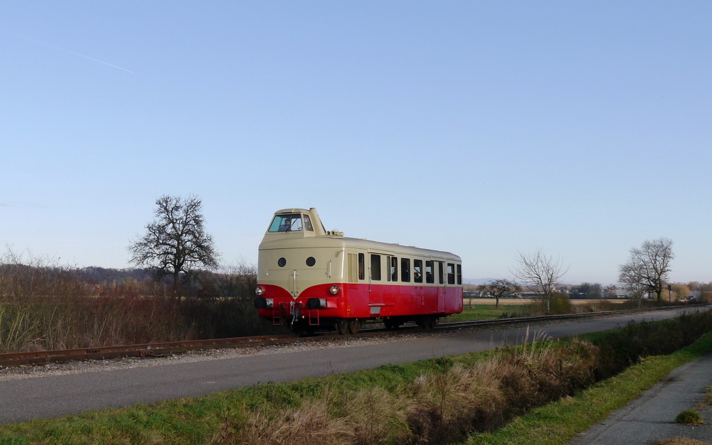 Der ehemalige SNCF Triebwagens X5852 vom Typ U-150 'Mobylette' unterwegs  bei Guewenheim auf der Dollertalbahn im Oberelsass. Der Triebwagen wird vom Verein TTDA (Train-Thur-Doller-Alsace) auf der Dollertalbahn Cernay-Burnhaupt-Sentheim eingesetzt. 2013-12-08 Guewenheim/Gewenheim