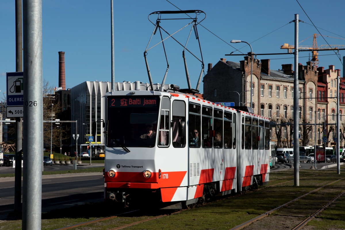 Der ehemalige Tw 506 der Straßenbahn Erfurt (Bauj. 1986, modernisiert 1994, verkauft nach Tallinn 2013) als Tw 178 in Tallinn auf der Linie 2, nach Abf. an der Hst. Kanuti am 08.05.2017