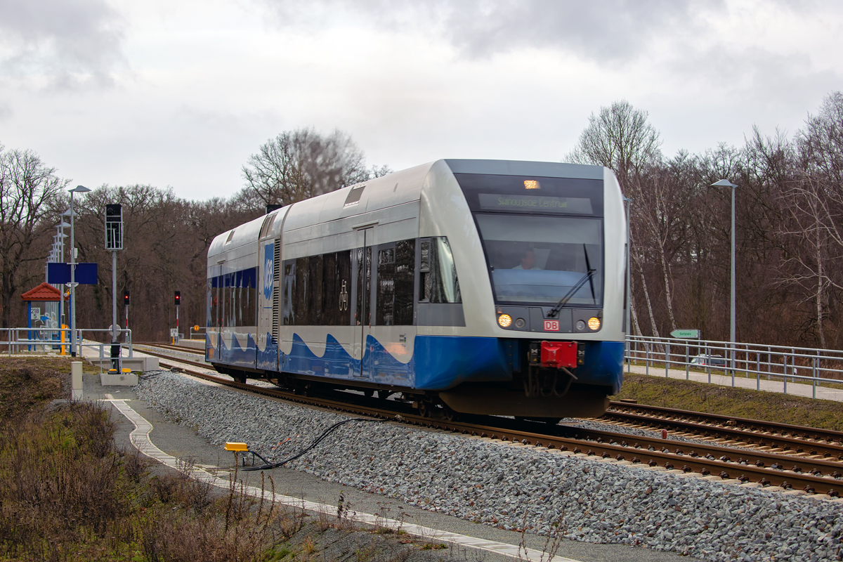 Der ehemalige UBB Haltepunkt auf Usedom Hp Schmollensee wurde zum Kreuzungsbahnhof umgebaut und im Mai 2018 eingeweiht. Hier fährt gerade ein UBB Triebwagen der BR 646 von Schmollensee in Richtung Heringsdorf. - 02.02.2020