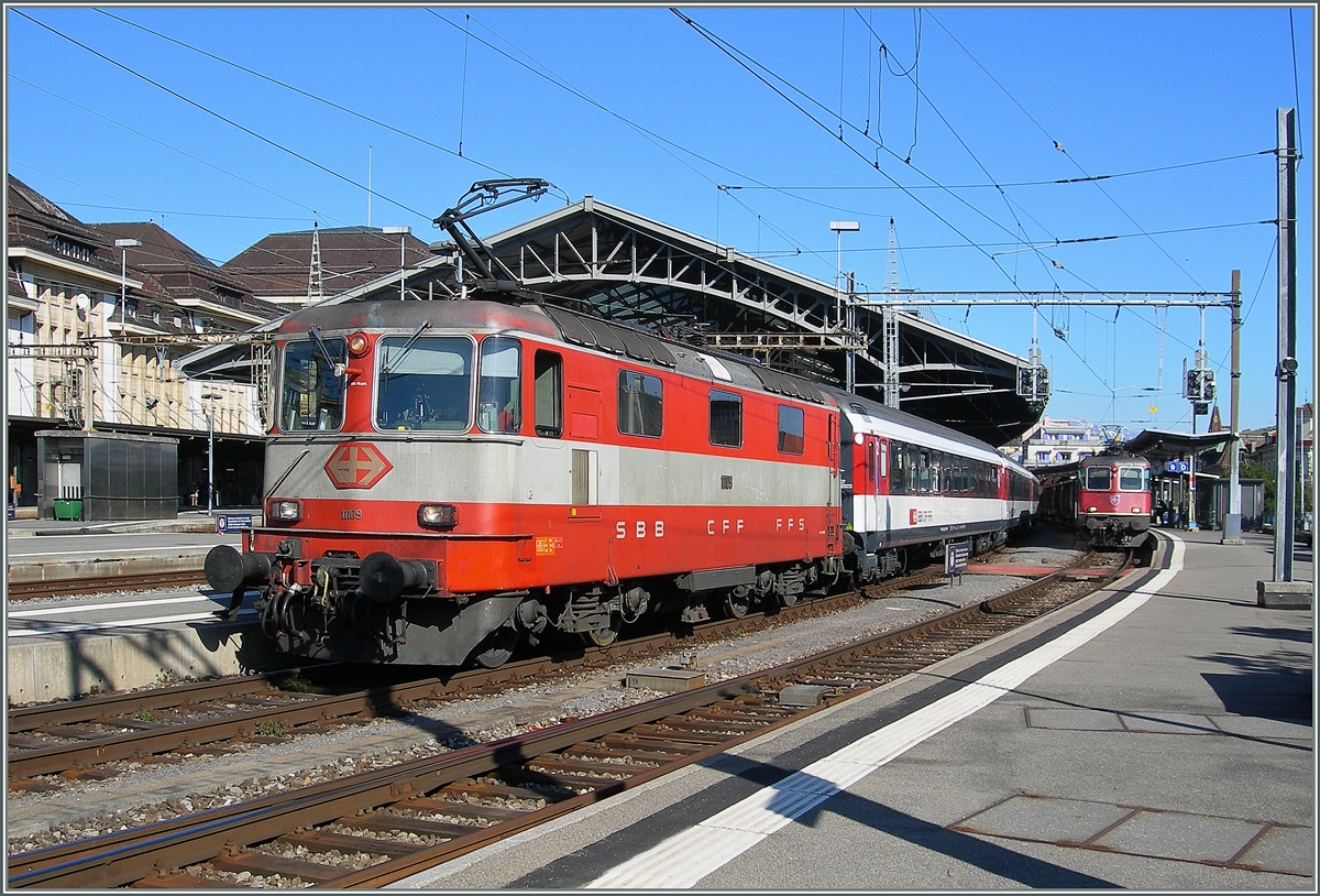 Der ehemals bunte IR 1537 ist zwischenzeitlich etwas farblos geworden, prunkte jedoch heut mir einem Juwel: der Swiss Express Re 4/4 II 11109, hier unmittelbar nach der Abfahrt in Lausanne zu sehen. 
9. April 2015