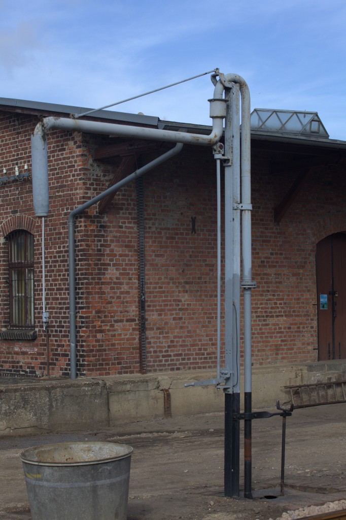der eher  bescheidene  Wasserkran in Mügeln. Döllnitzbahn. 22.03.2015 14:28 Uhr.